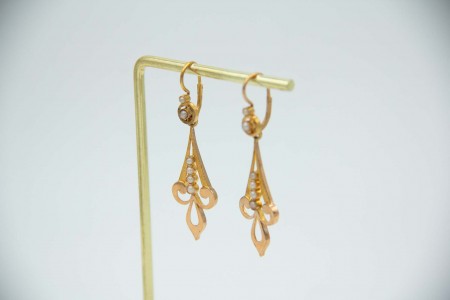 Brincos em ouro em formato de flor de liz articulados com pérolas aplicadas