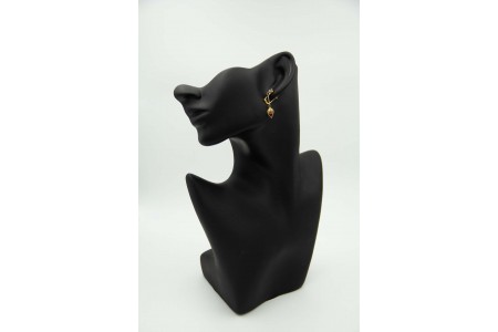 Brincos de ouro amarelo com pingentes basculantes e pedras coloridas aplicadas.