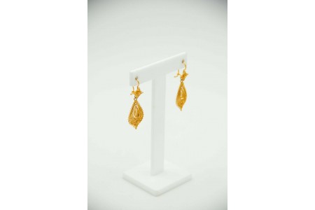 Brincos em ouro amarelo articulados ao estilo filigrana.