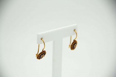 Brincos em ouro amarelo com caramujos e esmaltes policromados.