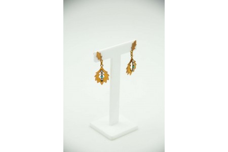 Brincos em ouro amarelo em forma de folhas basculantes e recortadas