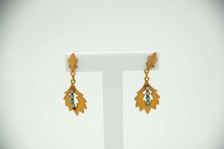 Brincos em ouro amarelo em forma de folhas basculantes e recortadas