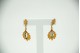 Brincos em ouro amarelo em forma de folhas basculantes e recortadas