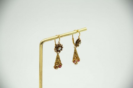 Brincos em ouro amarelo de sistema basculante com pérolas, pedras vermelhas