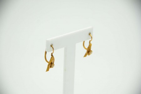 Brincos em ouro amarelo em forma de troncos e pérolas aplicadas.