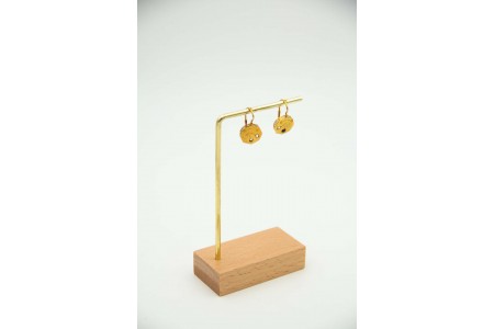 Brincos em ouro amarelo com gradinha, octogonais com gravados e gemas aplicadas