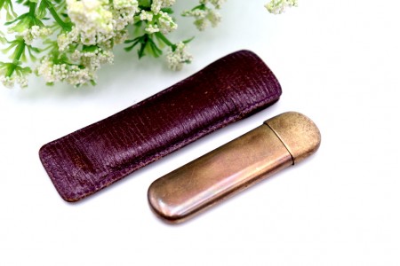 Agulheiro em ouro amarelo fosco com estojo próprio.