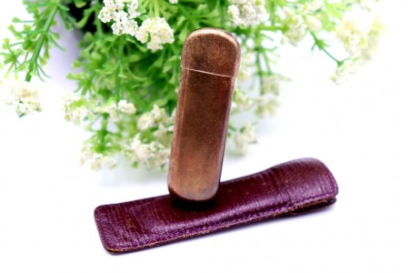 Agulheiro em ouro amarelo fosco com estojo próprio.