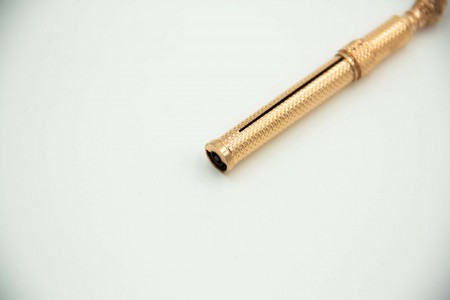  Lapiseira em ouro amarelo guilhochado e relevos na coroa.