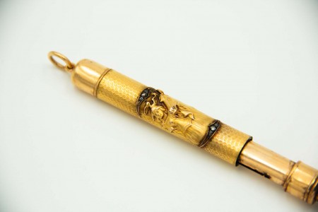 Caneta e lapiseira em ouro amarelo com jovem e cavalo relevados e lascas