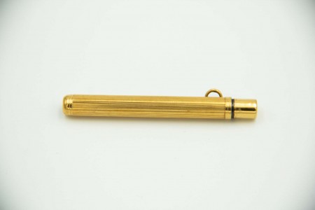  Caneta e lapiseira relevada em ouro amarelo guilhochado com gravados e argola d