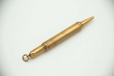 Lapiseira em ouro amarelo guilhochado e argola de suspensão.