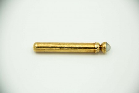 Lapiseira em ouro amarelo guilhochado e caboçhão aplicado no topo.