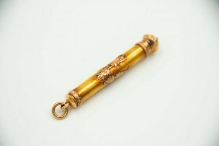Lapiseira em ouro amarelo com relevos decorativos de anjo tocando flauta.