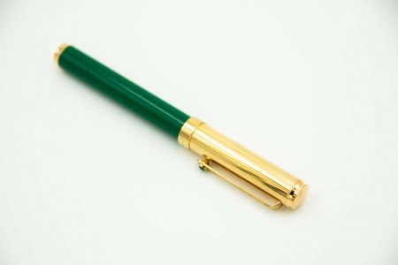 Caneta de tinta permanente em ouro amarelo, corpo em matéria sintética 