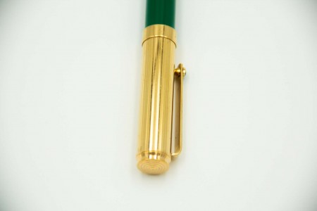 Caneta em ouro amarelo com cabo verde