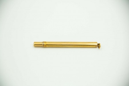 Porta-Lápis de ouro amarelo liso com argola de suspensão.