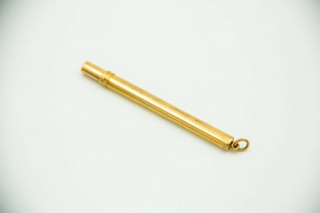 Porta-Lápis de ouro amarelo liso com argola de suspensão.