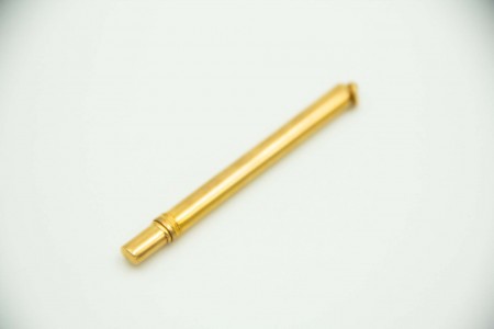 Porta-Lápis em ouro amarelo liso com argola de suspensão.