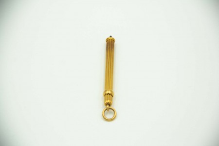 Porta-Lápis de ouro com relevos canelados e argola de suspensão.