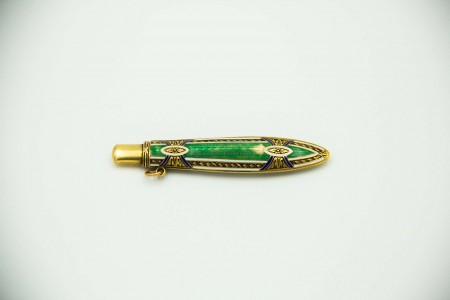 Porta-Lápis de ouro com relevos esmaltados envolvidos por cordas.