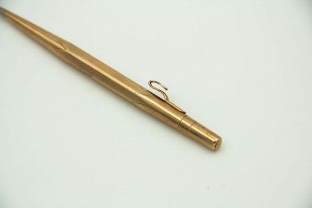 Lapiseira em ouro amarelo guilhochado com clip curvo.