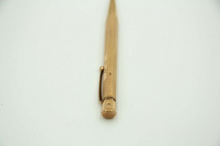 Lapiseira em ouro amarelo guilhochado e clip.