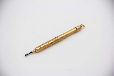 Lapiseira de ouro amarelo com motivos florais guilhochados e argola de suspensão