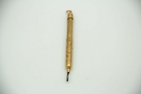 Lapiseira de ouro amarelo com motivos florais guilhochados e argola de suspensão