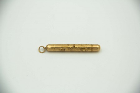 Lapiseira em ouro amarelo com motivos florais guilhochados e argola de suspensão