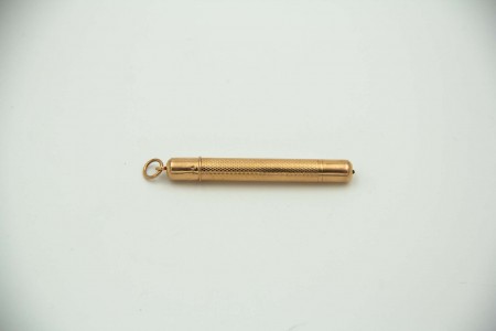 Lapiseira de ouro amarelo guilhochado e argola de suspensão