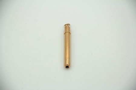 Lapiseira de ouro amarelo guilhochado e argola de suspensão