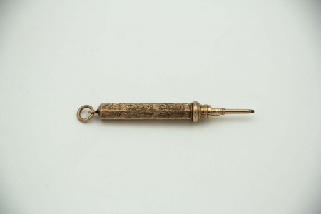 Lapiseira relevada em ouro amarelo de corpo sextavado e argola de suspenção