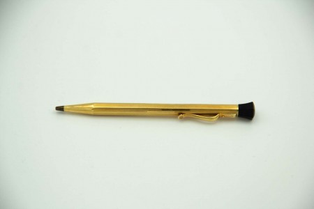 Lapiseira de ouro amarelo guilhochado de forma hexagonal e clip de suspensão