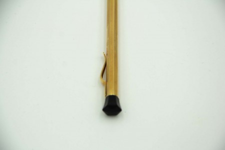 Lapiseira de ouro amarelo guilhochado de forma hexagonal e clip de suspensão