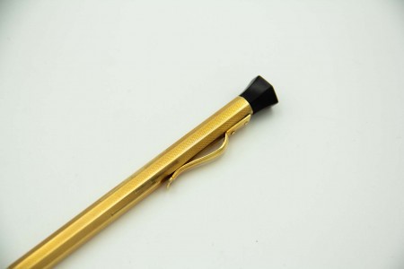 Lapiseira em ouro amarelo guilhochado de forma hexagonal e clip de suspensão