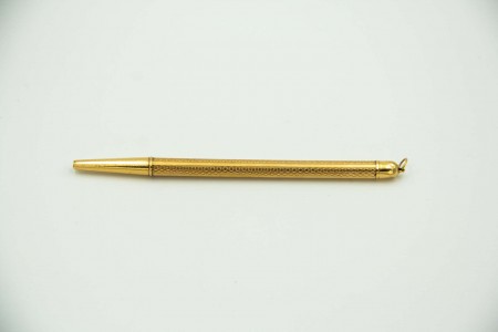 Lapiseira de ouro guilhochado com argola de suspensão