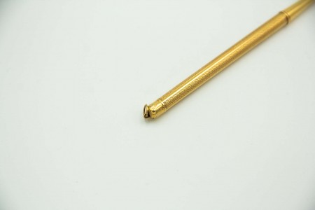 Lapiseira de ouro guilhochado com argola de suspensão