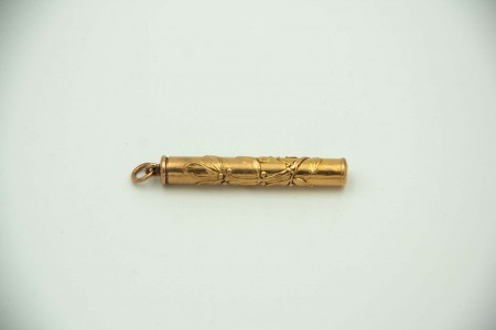 Lapiseira de ouro com motivos florais relevados e argola de suspensão.