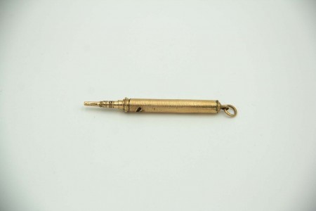 Lapiseira de ouro amarelo guilhochado com argola de suspensão