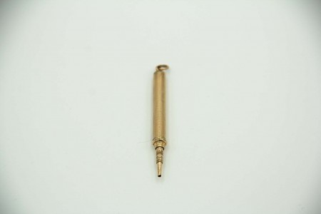 Lapiseira de ouro amarelo guilhochado com argola de suspensão