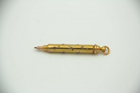 Lapiseira em ouro amarelo com lascas de diamantes e argola de suspensão