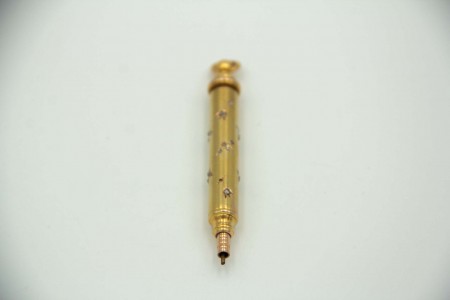 Lapiseira em ouro amarelo com lascas de diamantes e argola de suspensão