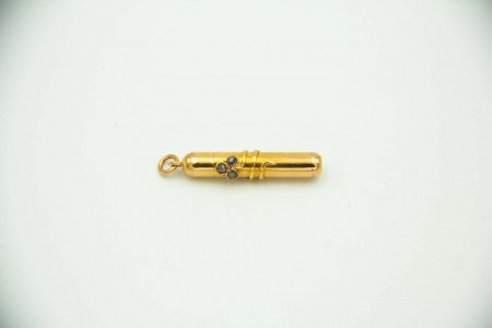 Pequena lapiseira de ouro amarelo com três lascas de diamantes