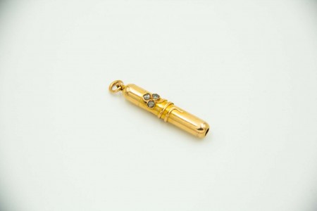 Lapiseira em ouro amarelo com três lascas de diamantes