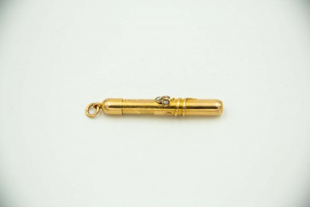 Pequena lapiseira de ouro amarelo com três lascas de diamantes