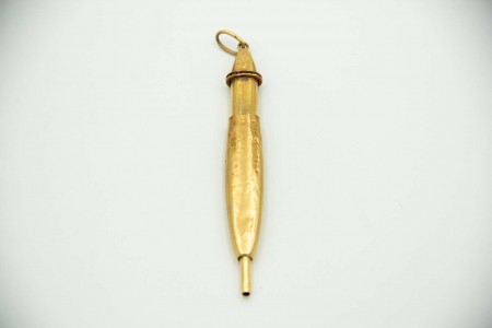 Lapiseira em ouro amarelo em formato elíptico, frido com rubis calibrados