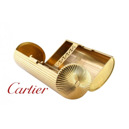  Estojo de Toilette para batôn em ouro canelado com tampa basculante de pressão e interior com duas divisórias recortadas, marca CARTIER