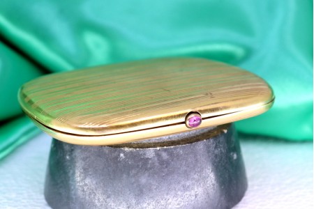  Cigarreira feminina em ouro com frisos e bandas ao alto com cabochão grenat 