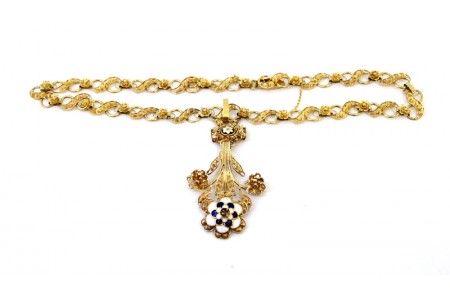 Colar em ouro com elos filigranados e roseados, com aplicação de pingente suspenso floreado em esmalte bicolor.